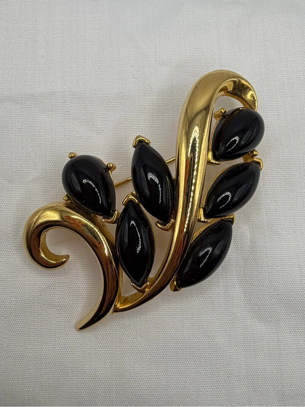 Vintage Trifari Signed Brooch Pin Gold Tone Black Cabochon Leaves Floral